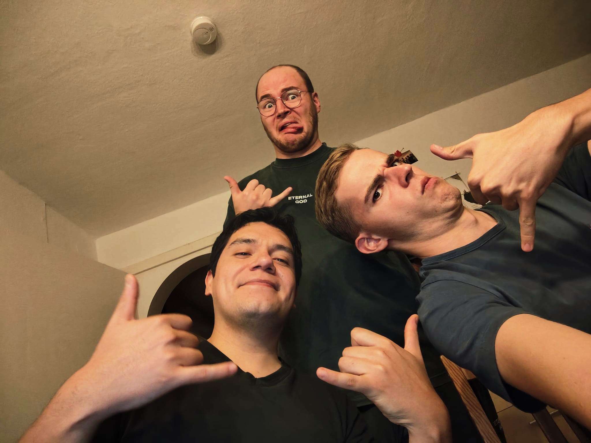 Ein gedeckter Tisch im warmen Abendlicht